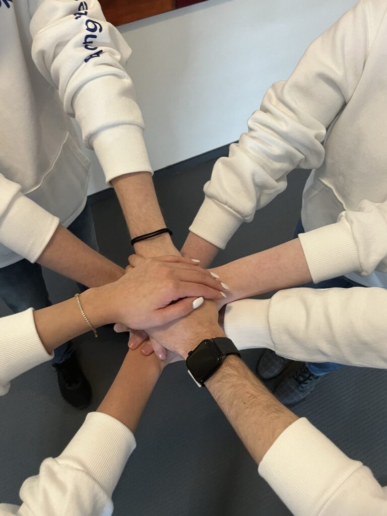 Viele Hände aufeinander - von jungen Menschen