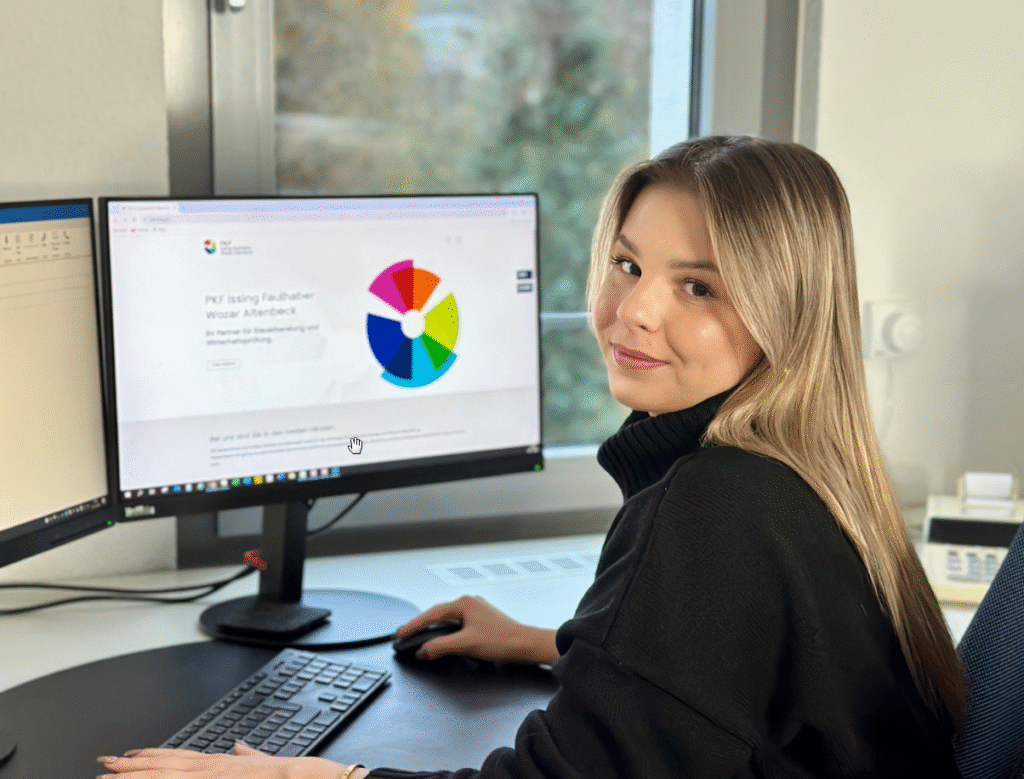 Eine Auszubildende bei PKF vor ihrem Laptop