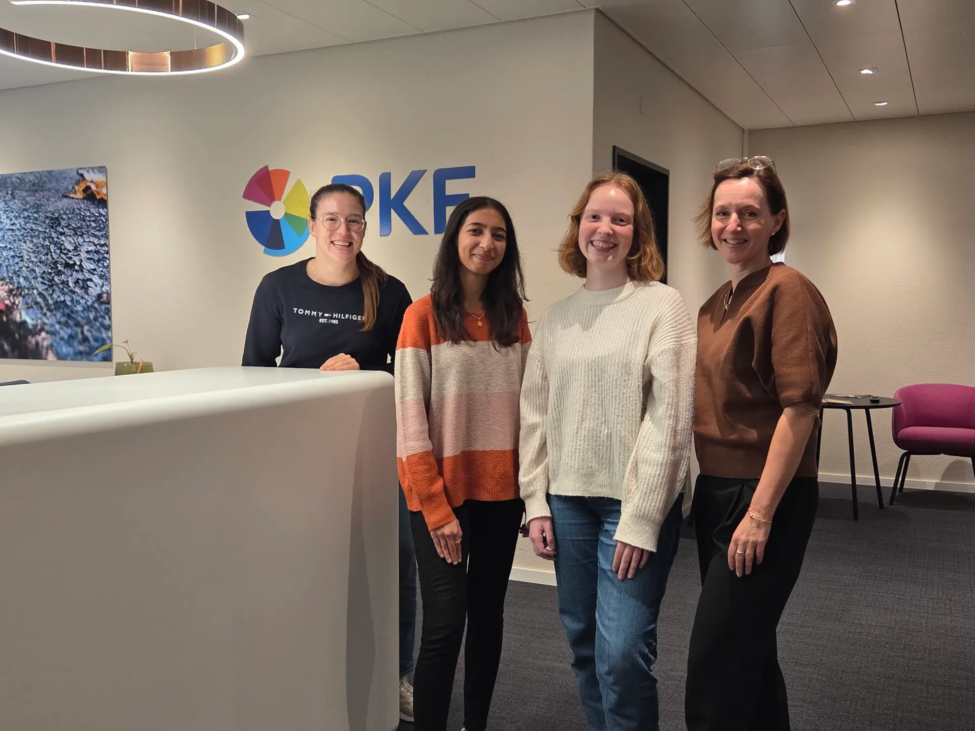 Das Team von PKF Zürich im Empfangsbereich der Kanzlei